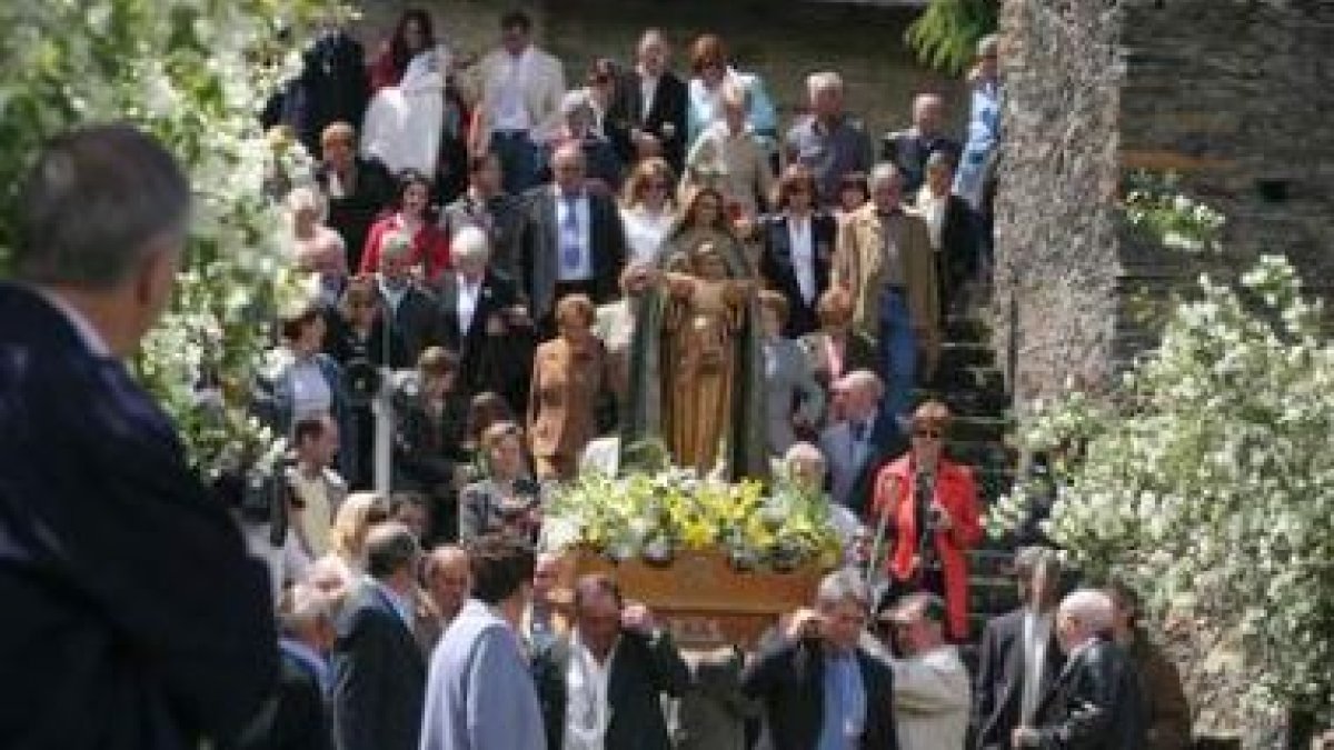 Los vecinos de Congosto volverán a portar la imagen de la Virgen de la Peña