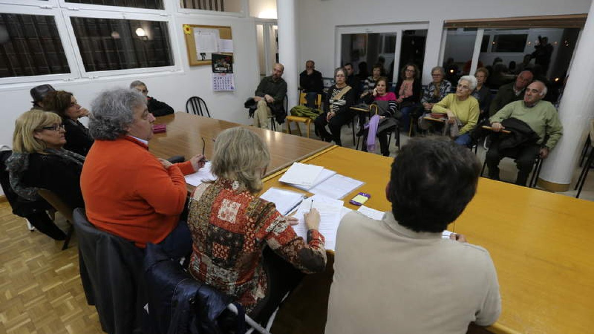 Imagen de la última asamblea vecinal celebrada en el Centro Cívico de Flores del Sil.