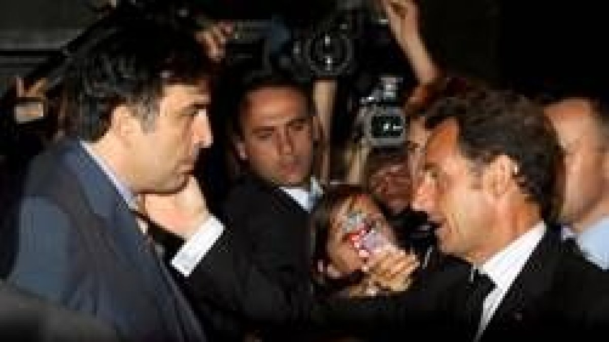 Sarkozy saluda a su homólogo, Saakashvili, tras una reunión privada