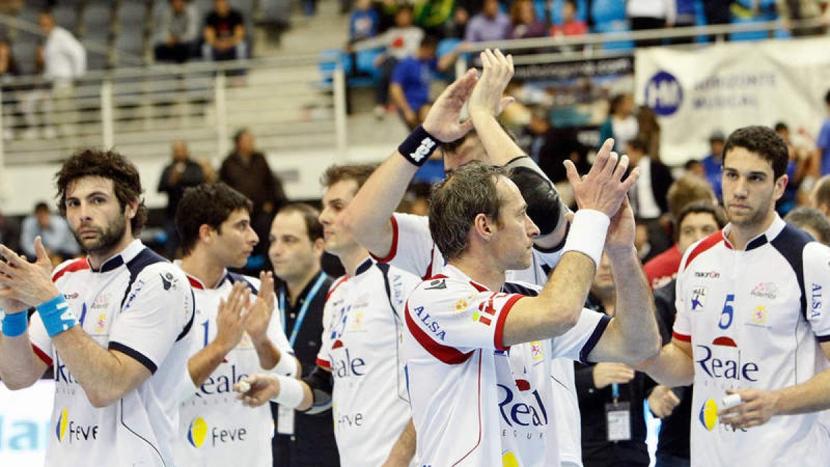 Los jugadores del Reale Ademar saludan al final del partido con la tristeza reflejada en el rostro por su eliminación de la Copa a las primeras de cambio.