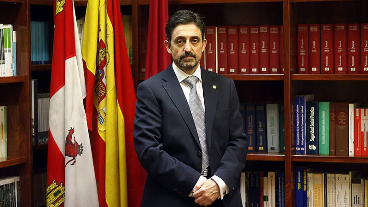 Leonardo Olivares, presidente del Colegio de Graduados Sociales, en la sede de la entidad. MARCIANO PÉREZ