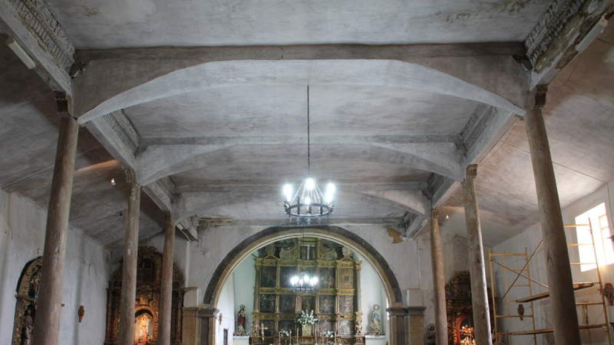 Retablo de la iglesia, con el falso techo que podría ocultar el artesonado original.