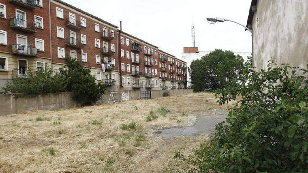 Vista del patio que hay entre la edificación con fachada a Fernández Ladreda, Gil de Villasinta y la calle paralela al río.