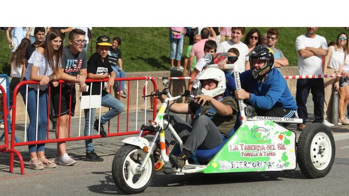 Una de las carrilanas participantes en el descenso de las Fiestas de la Encina. L. DE LA MATA