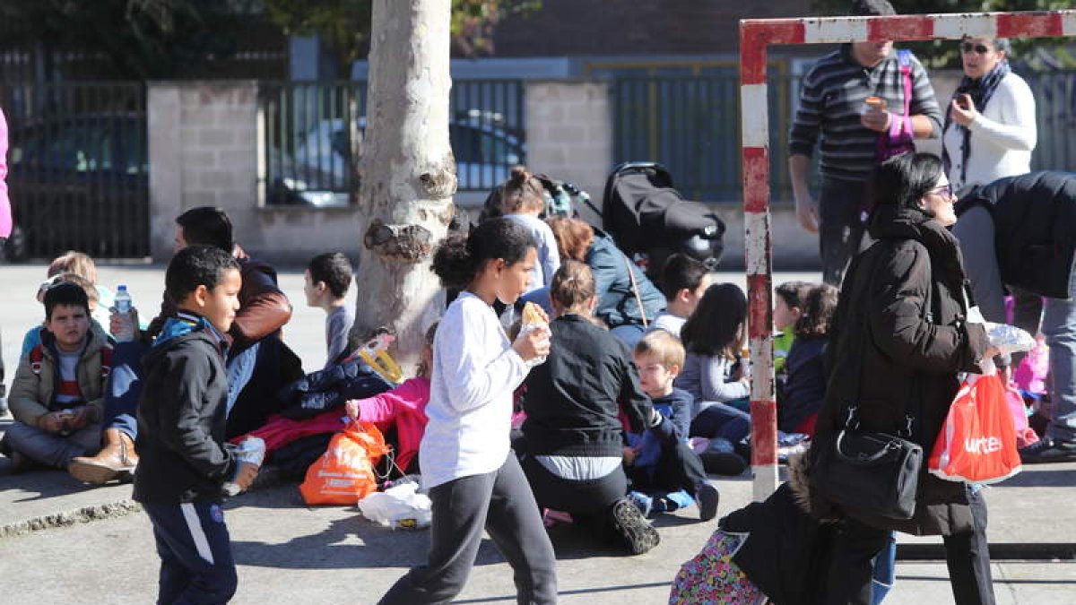 Protesta de padres y alumnos por la calidad de la comida de los comedores escolares. L. DE LA MATA