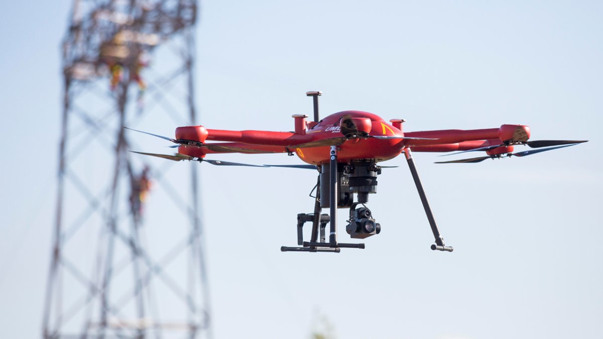 Un dron de la UME en la base Conde de Gazola de Ferral del Bernesga. F. OTERO PERANDONES.