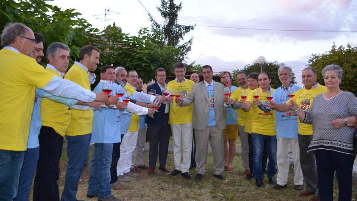 Autoridades y personalidades brindan con un Prieto Picudo, ayer en Pajares. MEDINA