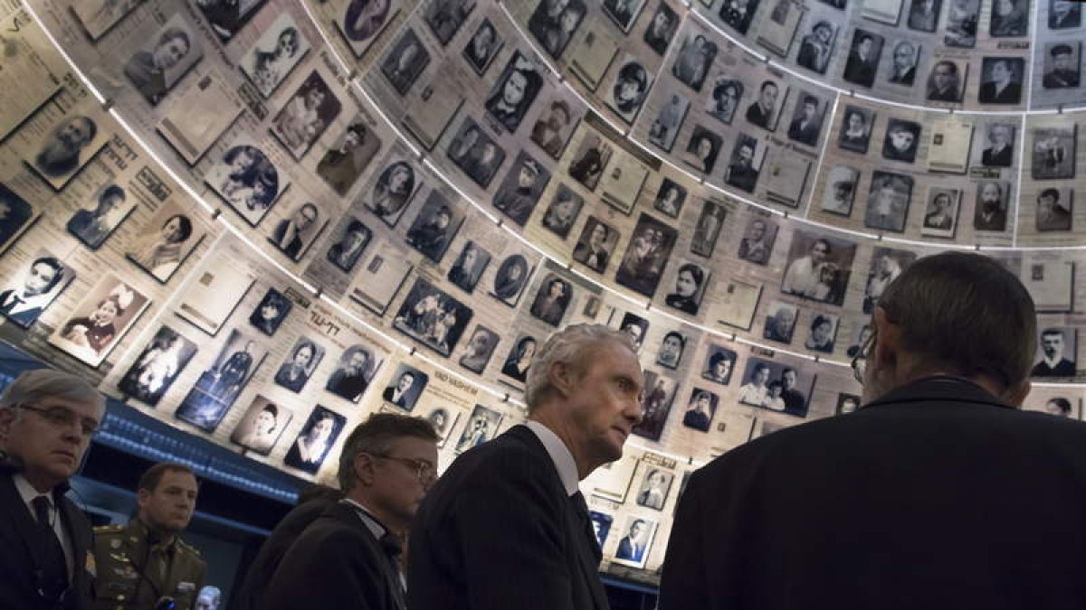 El ministro en el centro de conmemoración del Holocausto.