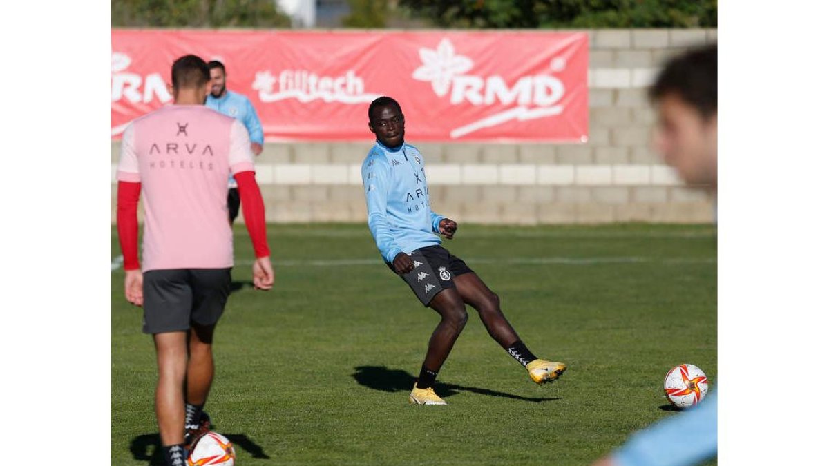 Kalvin Ketu en el entrenamiento de ayer de la Cultural en el Reino de León. FERNANDO OTERO