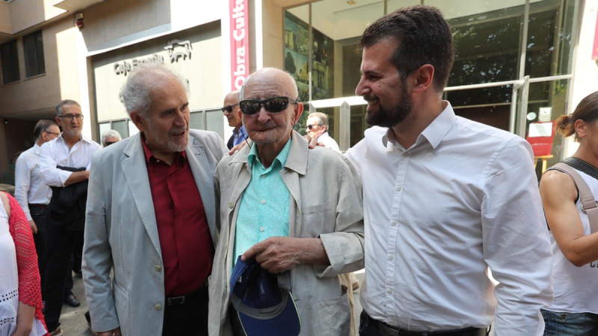 Demetrio Madrid, José Álvarez de Paz y Luis Tudanca, ayer, poco antes del homenaje. L. DE LA MATA