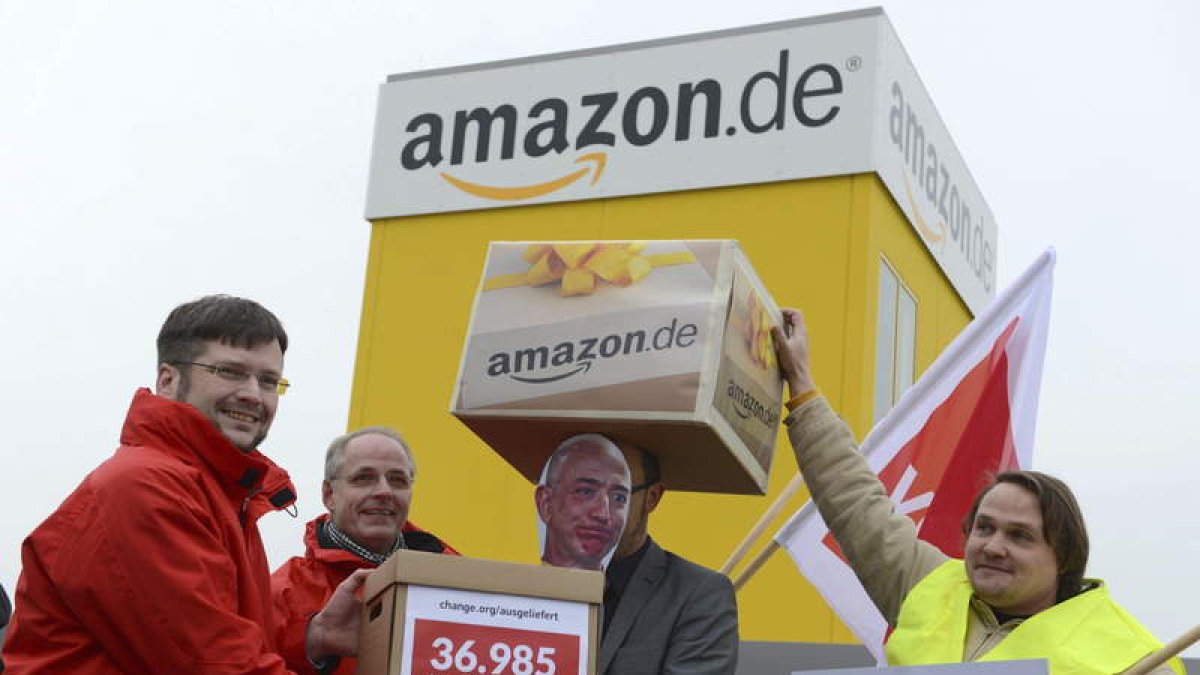 Los sindicatos alemanes protestan a las puertas de la sede de Amazon en el país tras la emisión del reportaje.