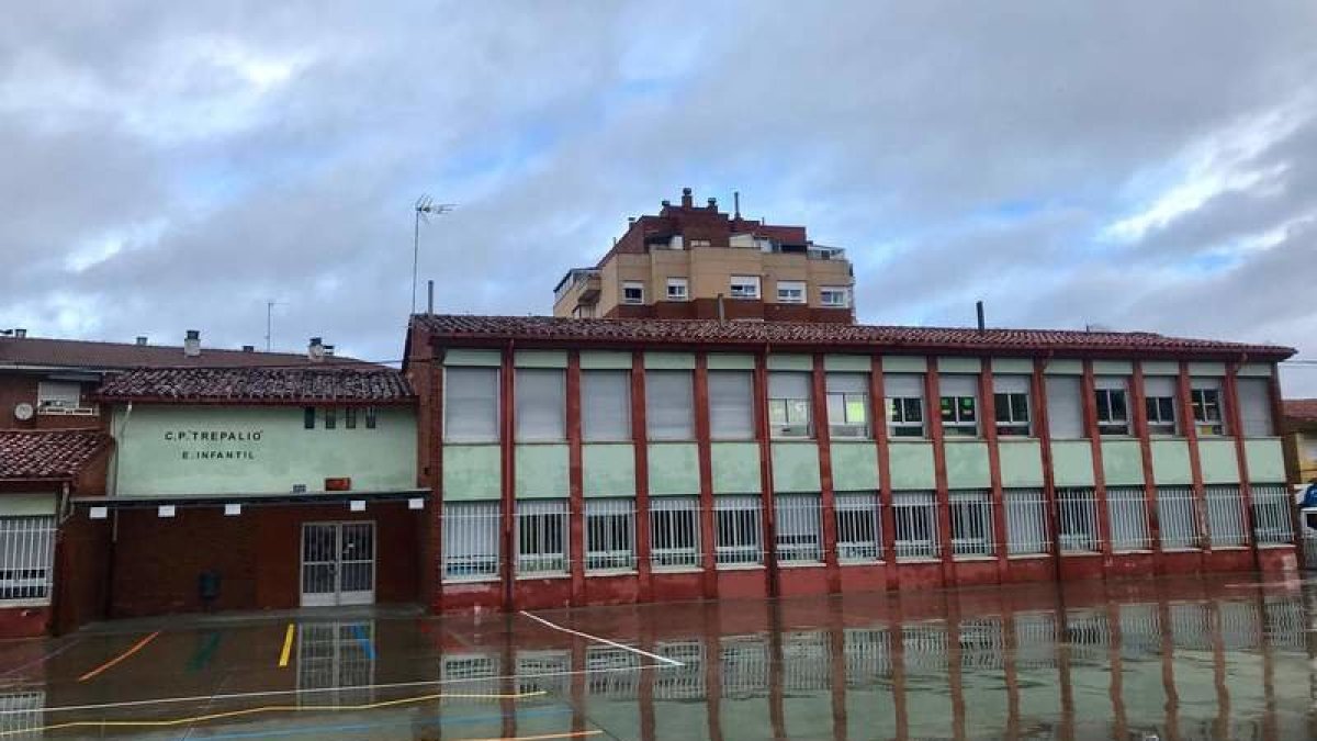 El PP alerta contra los resbalones en los patios.
