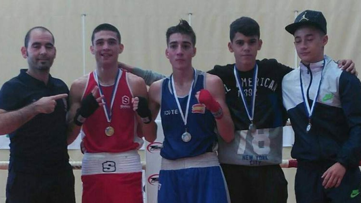 Antonio Barrul, segundo por la izquierda, con el oro al cuello tras ganar en Murcia el Nacional. DL