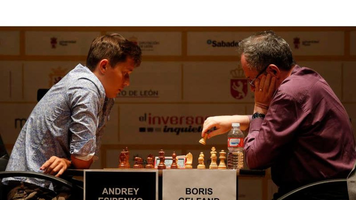 Boris Gelfand se impuso en la segunda semifinal del Magistral de Ajedrez al joven ajedrecista ruso Andrey Esipenko. FERNANDO OTERO