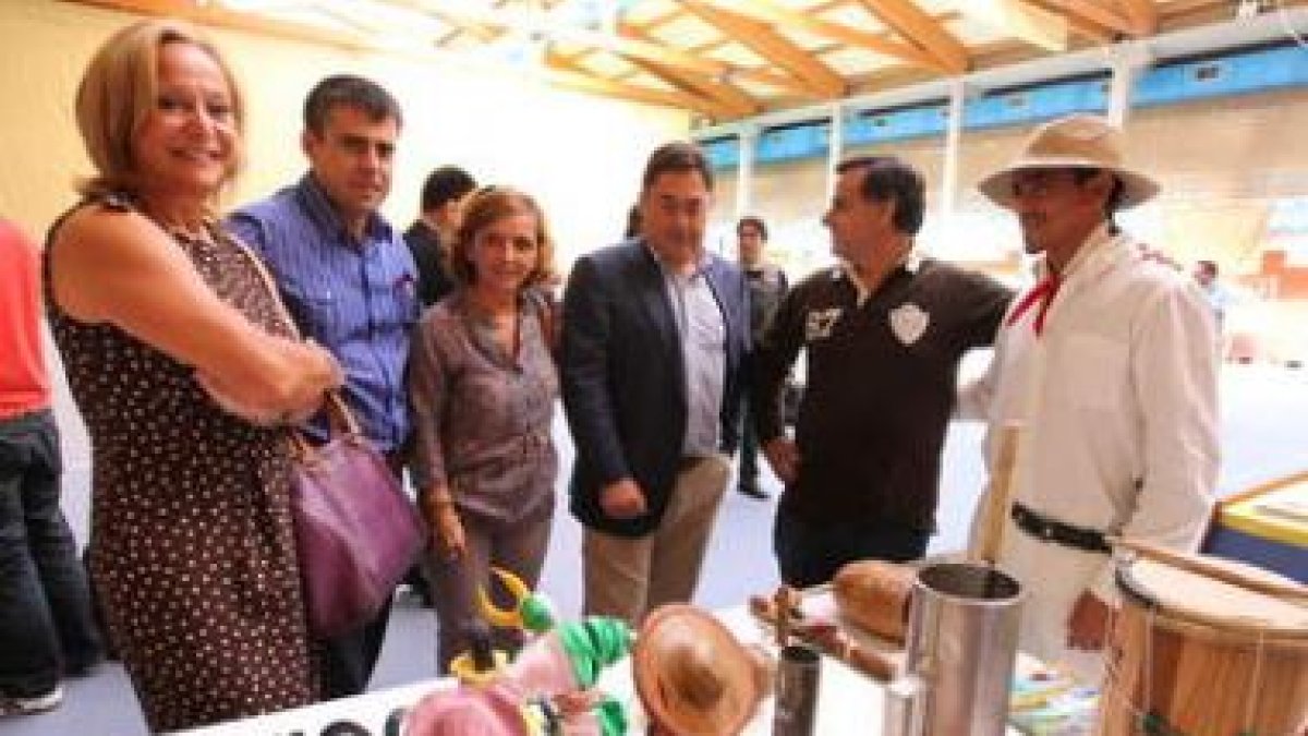 Los concejales de Villaquilambre, el diputado de Cultura y el alcalde, visitaron un stand.