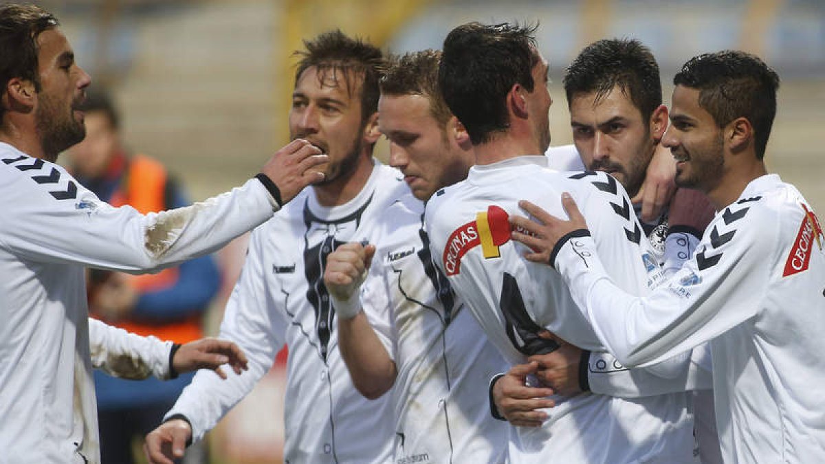 Los jugadores de la Cultural Nacho Matador, Álvaro Tejedor, Isaac Aketxe, Juan Bardal y Sultán celebran el gol de Iosu Villar, al que abraza el defensa central astorgano.