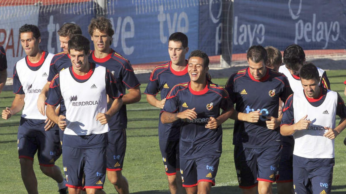 La selección española, con Thiago a la cabeza, en el entrenamiento de ayer de España en Bari.