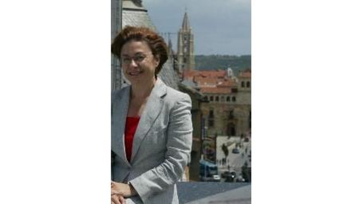 Evelia Fernández, en la terraza del edificio municipal de Ordoño II
