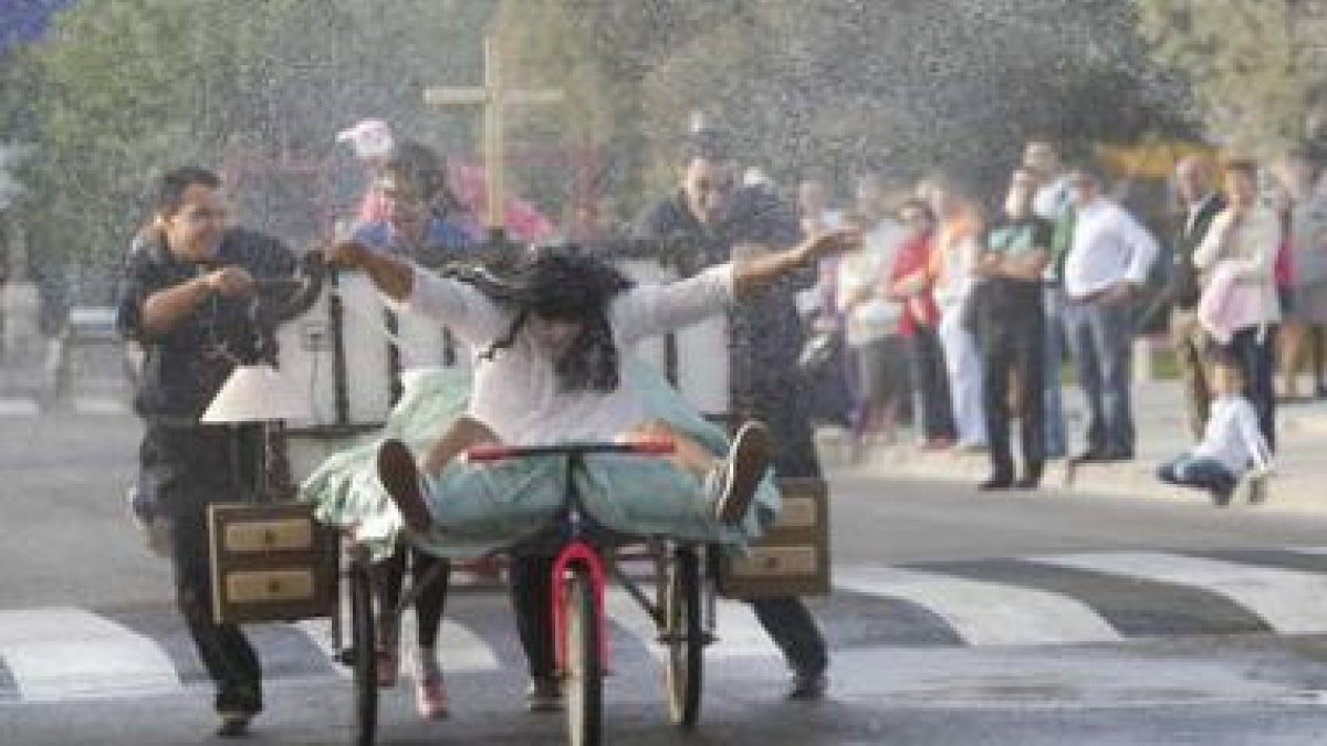 Fue una de las estrellas de la carrera. La «niña» de «El exorcista» terminó empapada.