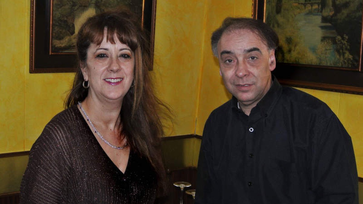 Ángeles y Primitivo enel Restaurante Principal dela plaza San Marcelo.