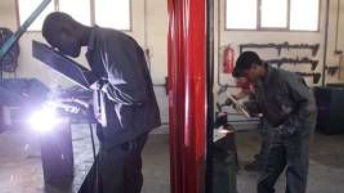 La escuela de oficios de la capital desarrolla cursos de formación para jóvenes inmigrantes