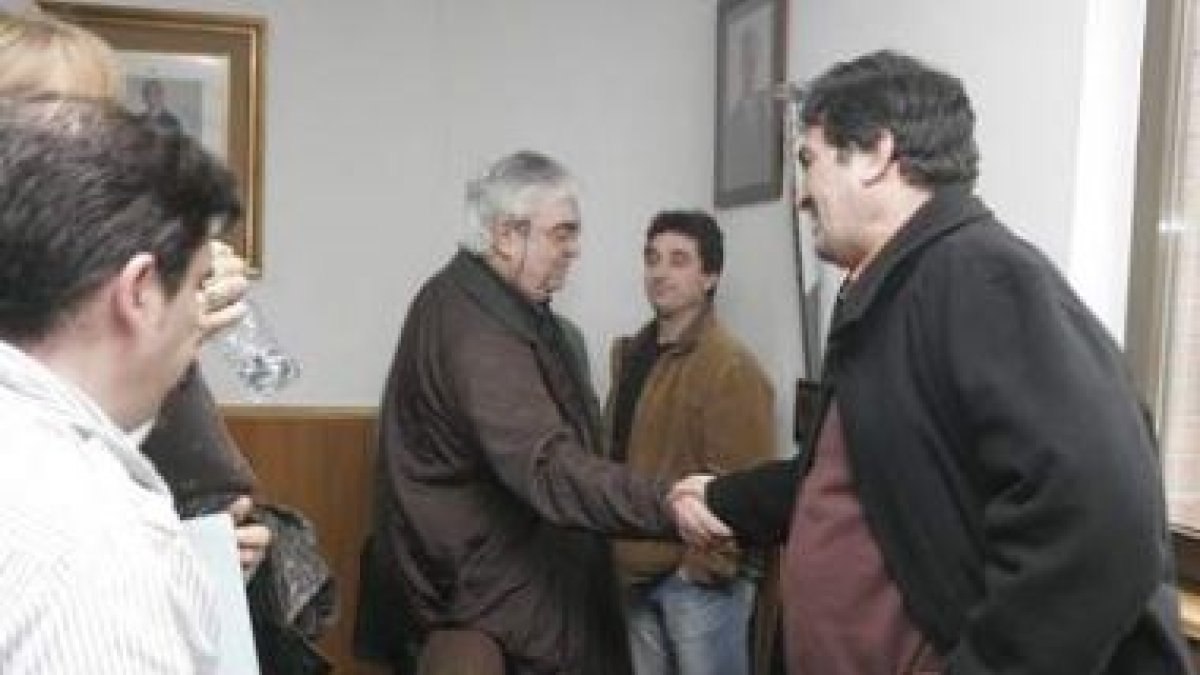 Los concejales de la oposición remarcaron ayer que el regidor debe abandonar su cargo.
