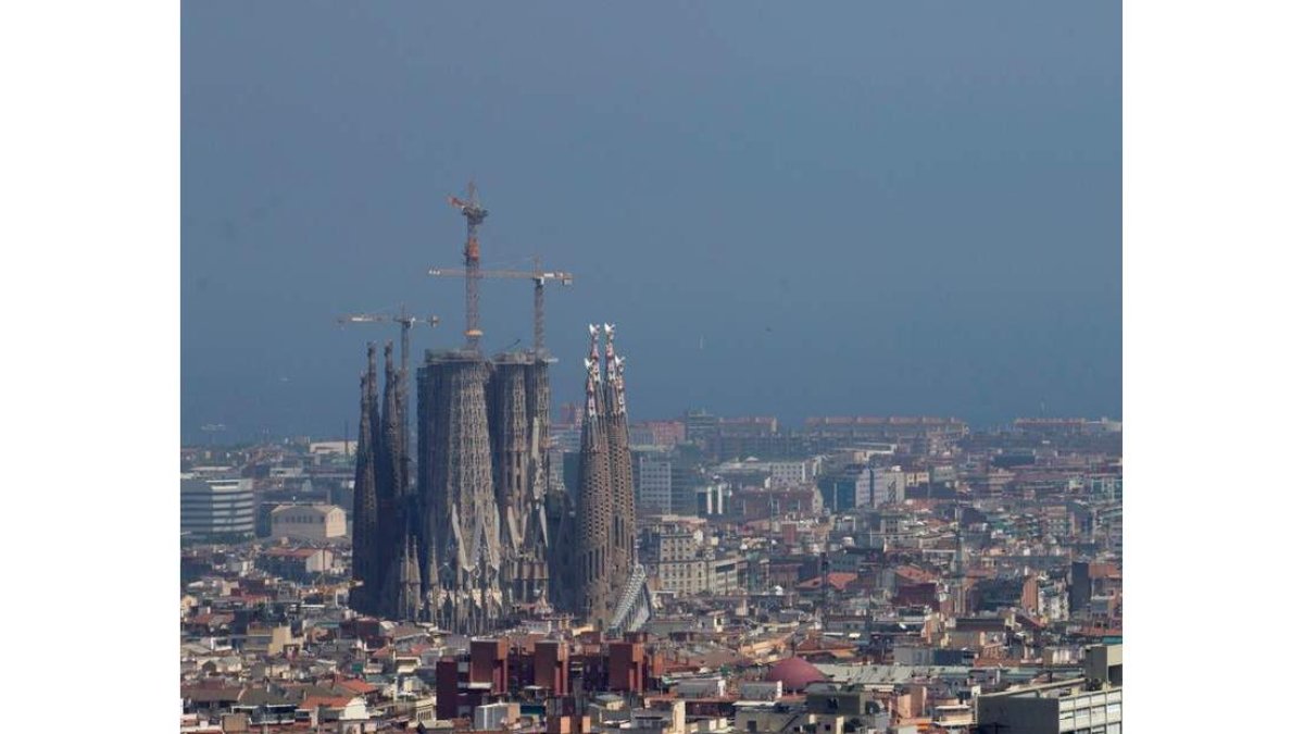 Barcelona, con la Sagrada Familia a la izquierda, con alta contaminación. QUIQUE GARCÍA