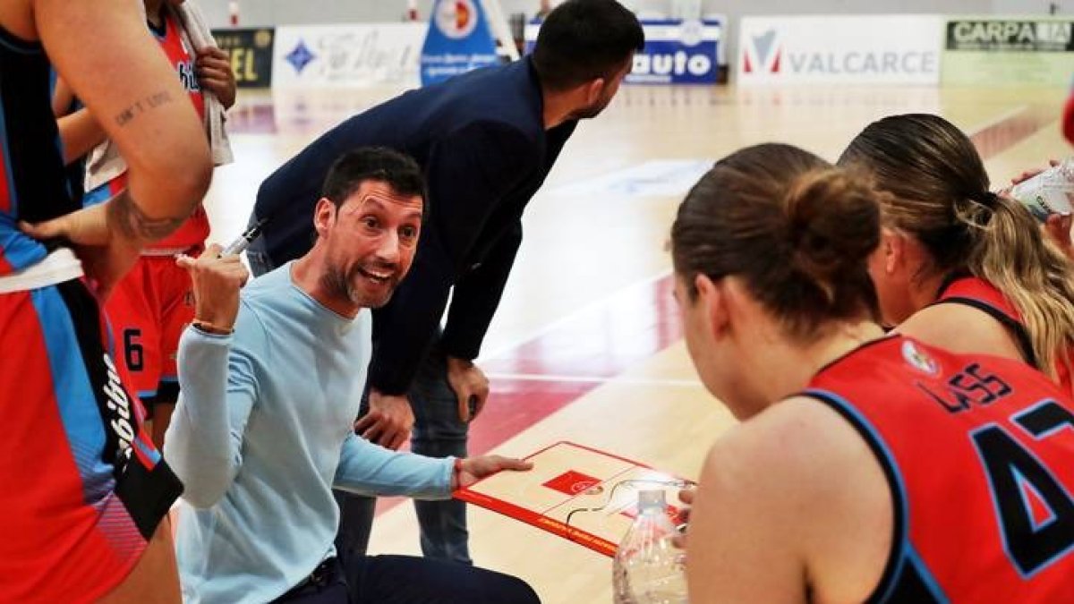 Pepe Vázquez durante un tiempo muerto, da instrucciones a sus jugadoras. CB BEMBIBRE