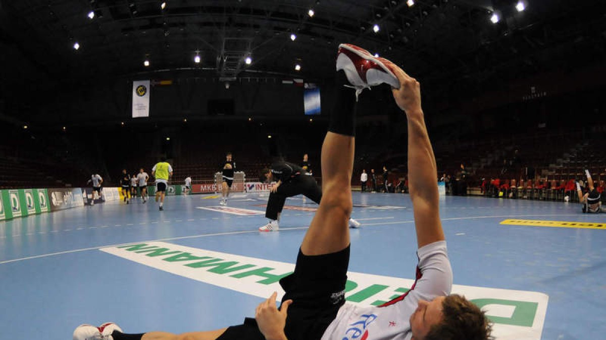 El Ademar ya jugó ante el Veszprem hace tres años; Stranovsky, durante el entrenamiento en Hungría.