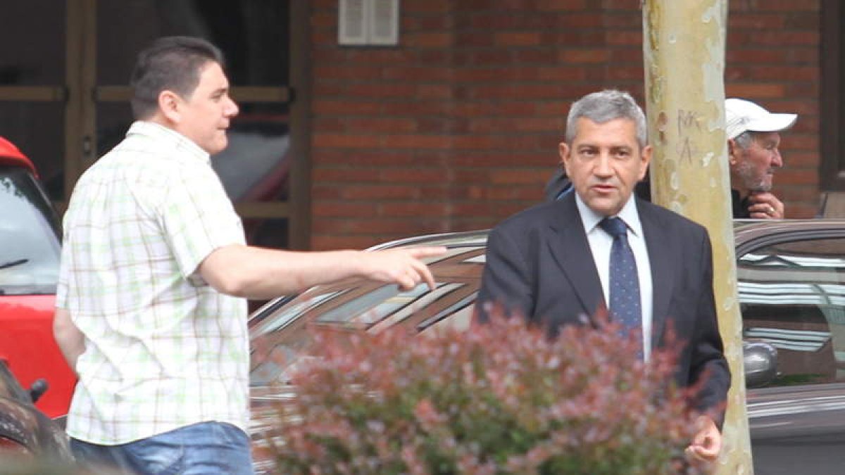 Alberto García (izquierda) , a la salida del juzgado de Ponferrada el pasado mes de junio.