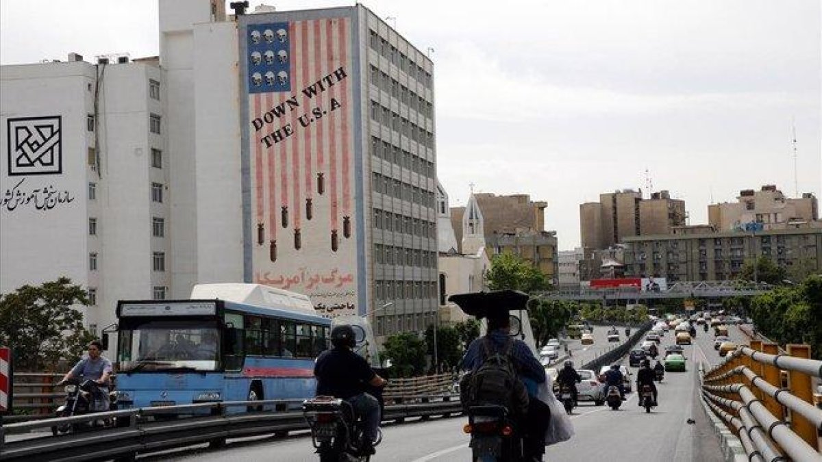 Un edificio iraní muestra mensajes en contra los Estados Unidos en Teherán.