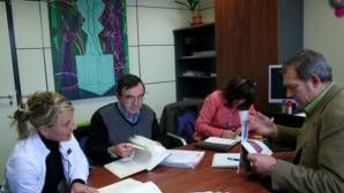 Vicente Canuria, a la derecha, con los diferentes pedaneos implicados en la propuesta