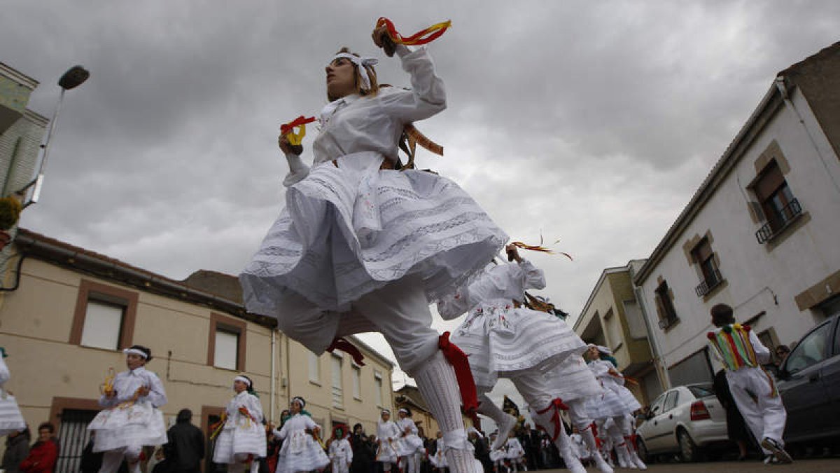 La fotografía muestra la espectacularidad y belleza del grupo de danzas de Pobladura de Pelayo García durante una actuación.