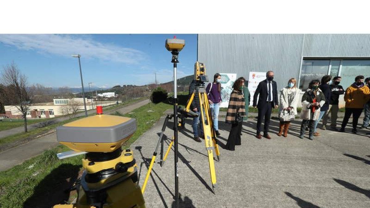 Autoridades políticas y universitarias, en la presentación del nuevo equipamiento. L. DE LA MATA