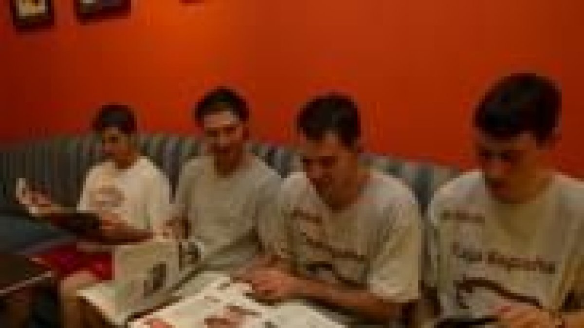 Los jugadores iniciaron la jornada de ayer analizando la prensa local
