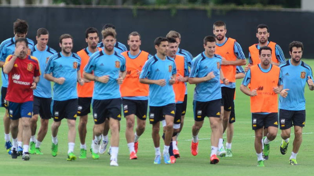 La selección española ya se entrena en Recife (Brasil) para preparar el partido del domingo ante Uruguay.