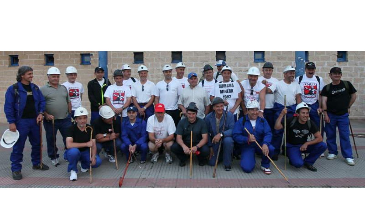 Un grupo de mineros de la I Marcha Negra salieron ayer a las cinco de la mañana de Villablino para acompañar con sus pies y dar ánimo a sus compañeros.