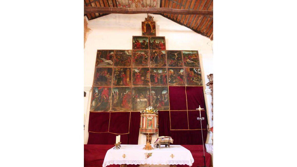 El retablo de La Antigua, del siglo XVI, sigue incompleto y desordenado.