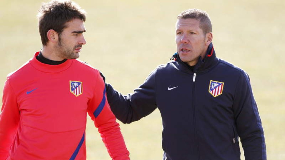 Simeone da instrucciones a Adrián López en la sesión de ayer.