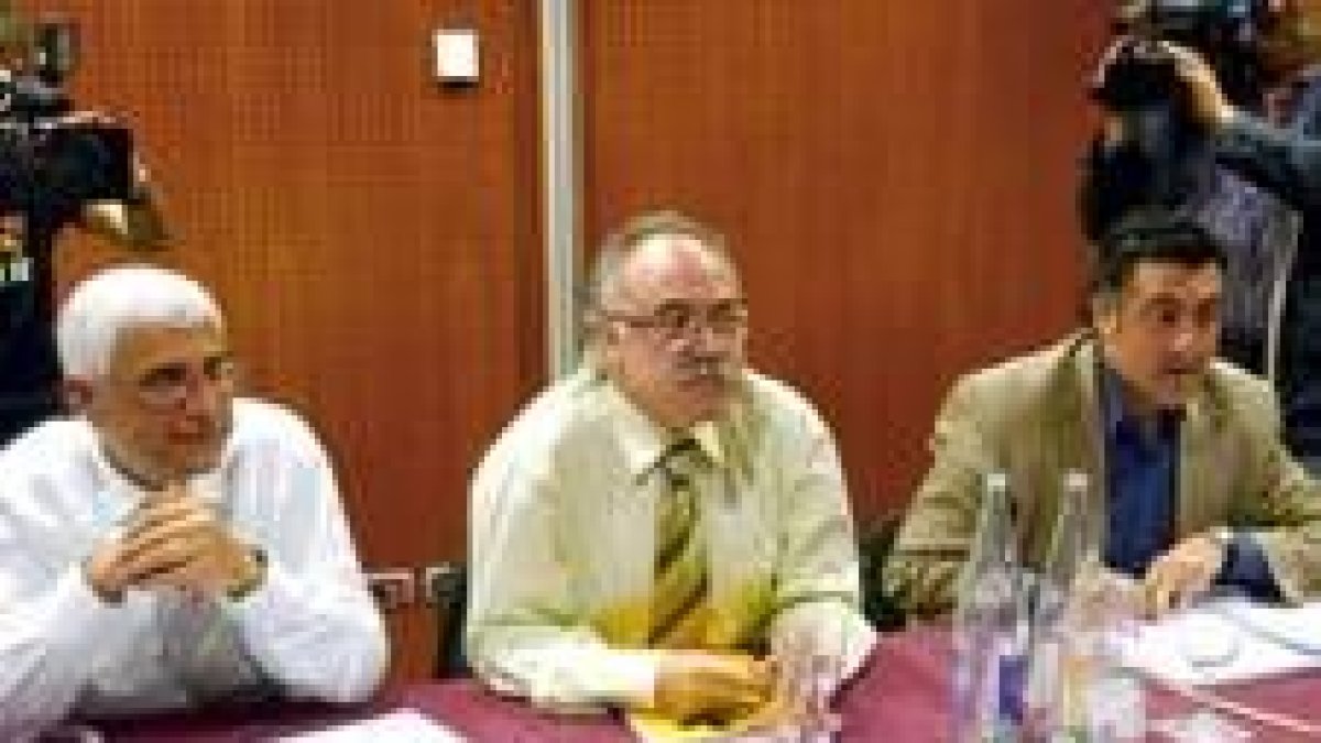 Carod Rovira acompañado por Joan Puigcercos y Manel Balcells ayer, en la reunión de ERC