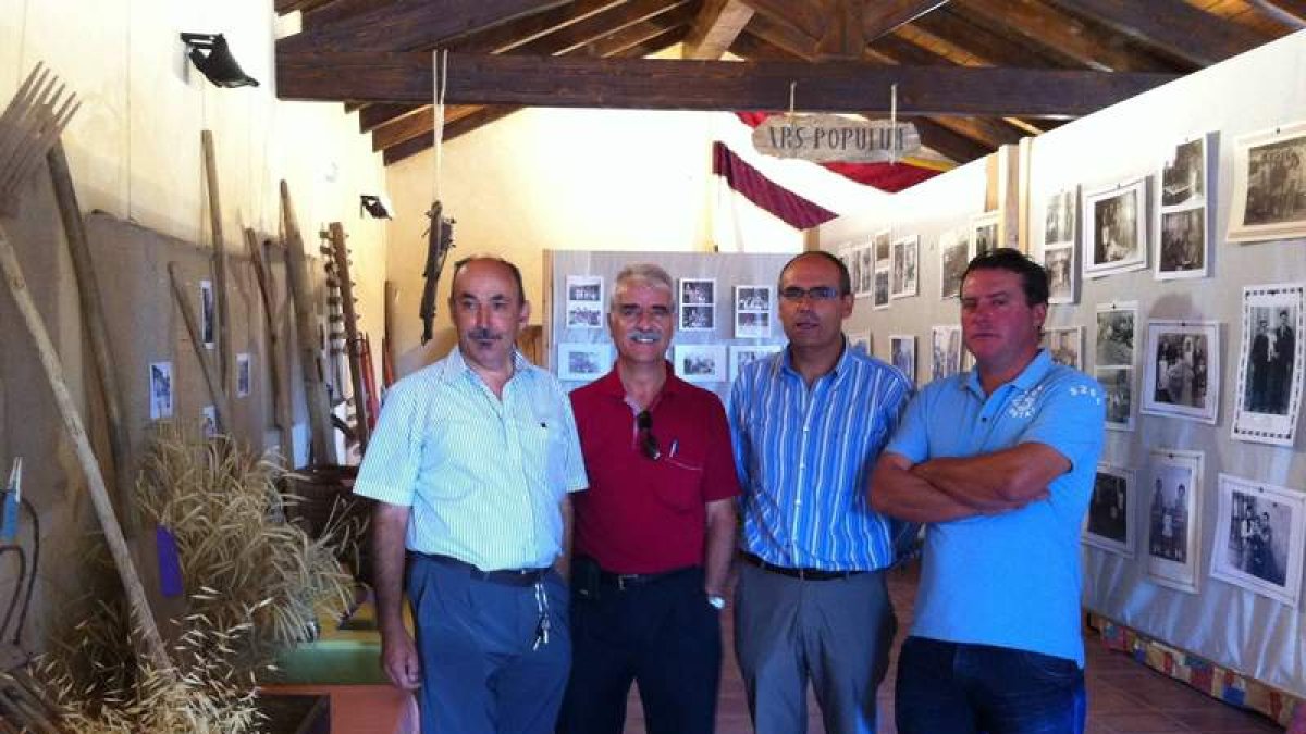 Los responsables de la muestra junto al alcalde de Santa Marina.