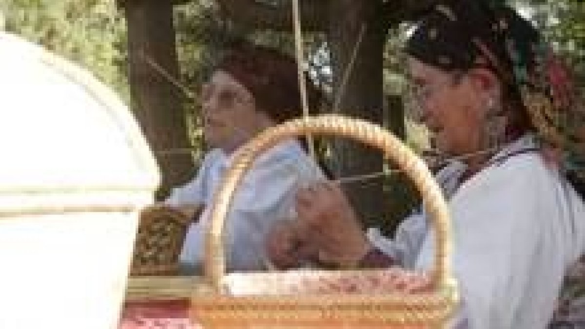 Las mujeres hilanderas recibieron numerosas preguntas sobre su labor durante la feria demostración