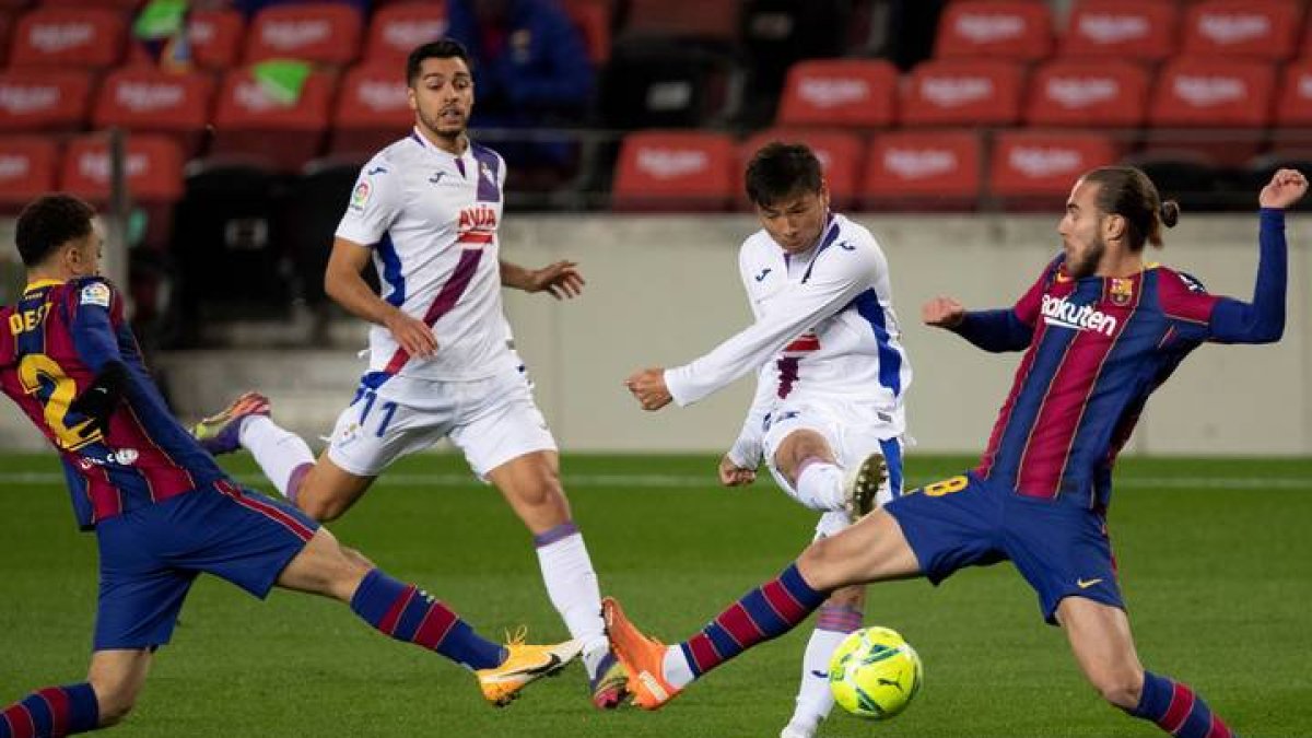 Barcelona y Eibar empatan a cero en el descanso después de que Martin Braithwaite fallara un penalti en el minuto 8 y de que el VAR anulara un gol del delantero danés en el 25 por fuera de juego. ALEJANDRO GARCÍA