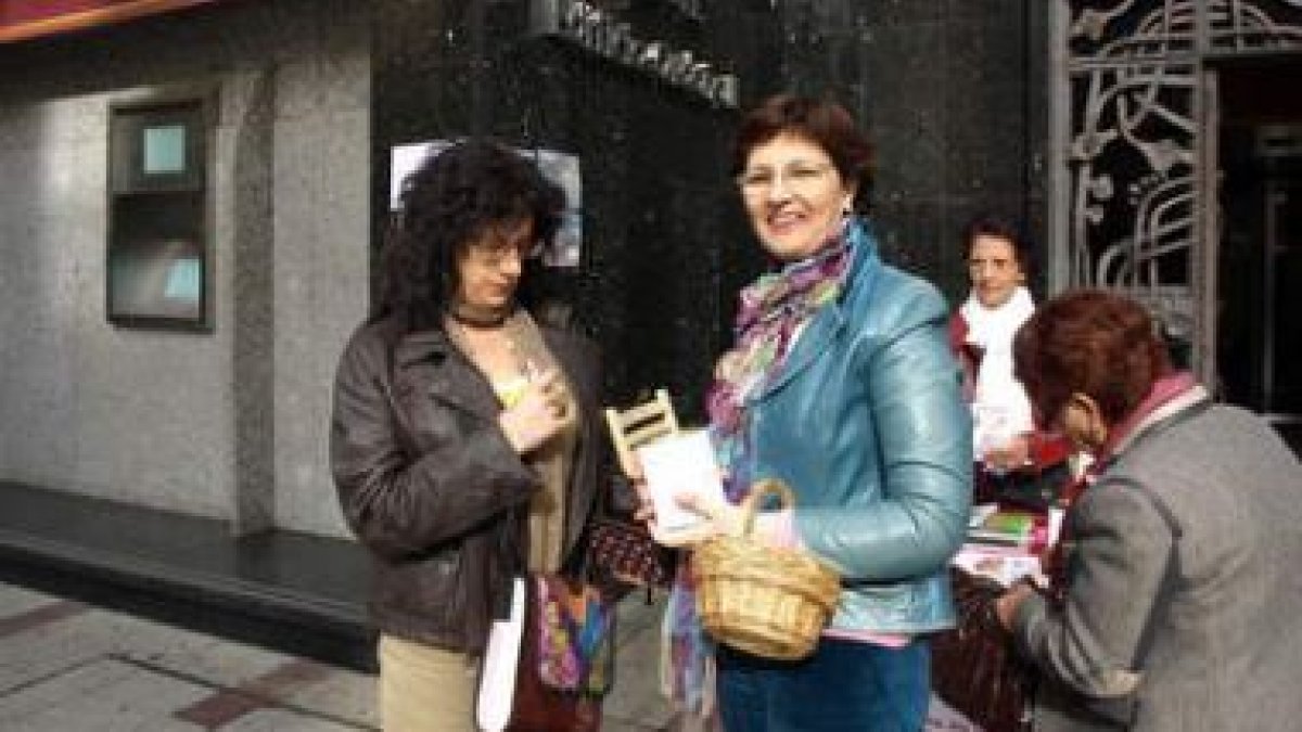 Teresa Gutiérrez, ayer con las mujeres de Almon en una mesa petitoria.