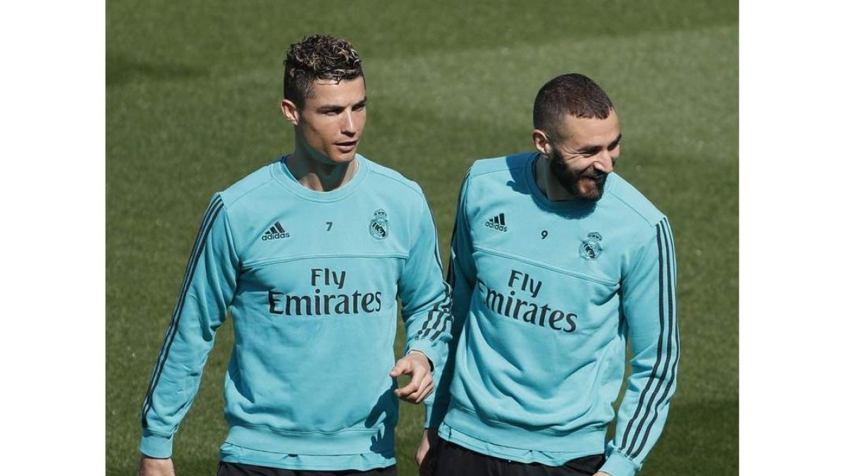 Cristiano Ronaldo y Benzema durante el último entrenamiento del Real Madrid. JAVIER LIZÓN