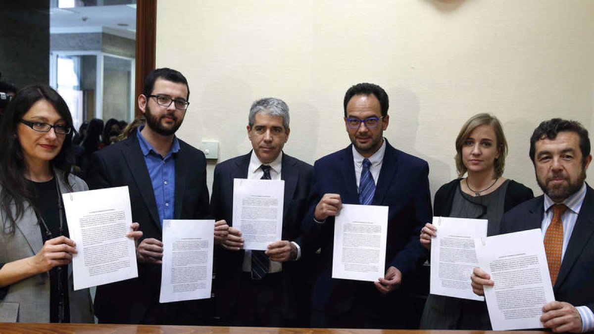 Los representantes políticos posan con el documento. PACO CAMPOS