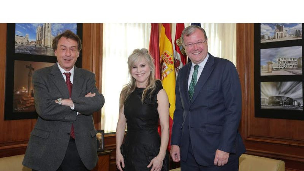 Javier García Prieto, María Lafuente y Antonio Silván, ayer en el Ayuntamiento. SECUNDINO PÉREZ