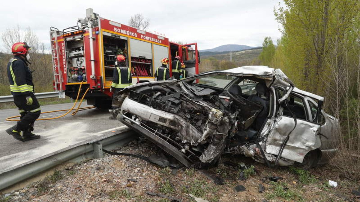 Estado en el que quedó uno de los dos coches implicados en el accidente. L. DE LA MATA