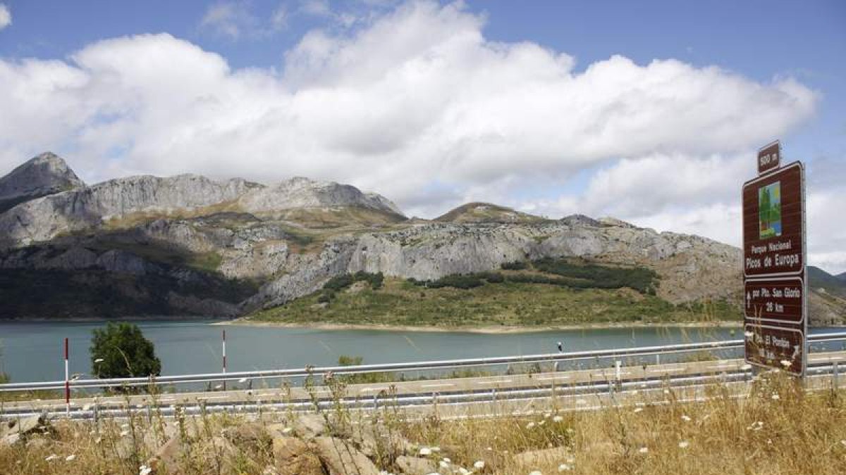 Un cartel que indica las entradas al parque nacional se ha colocado recientemente al llegar al casco urbano de Riaño. CAMPOS