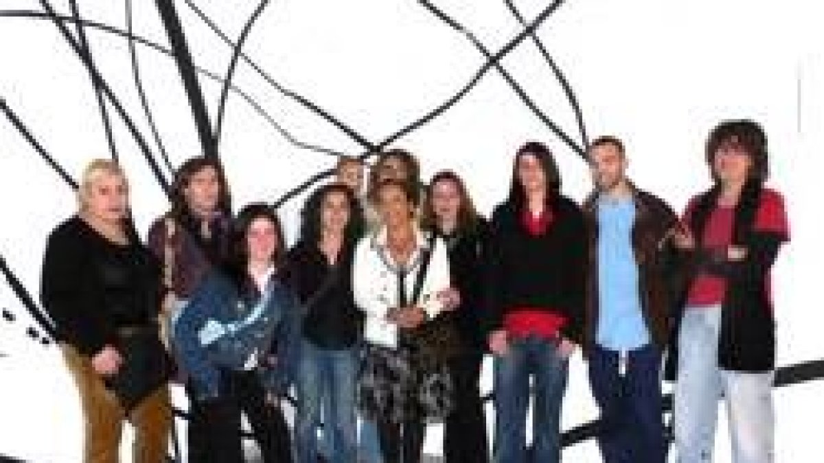 Foto de familia de los alumnos de la Escuela de Arte de León junto al «collage»